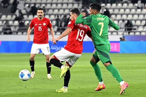 بهدف قاتل.. السعودية تحافظ على آمالها بالفوز على اليمن في كأس الخليج (فيديو)
